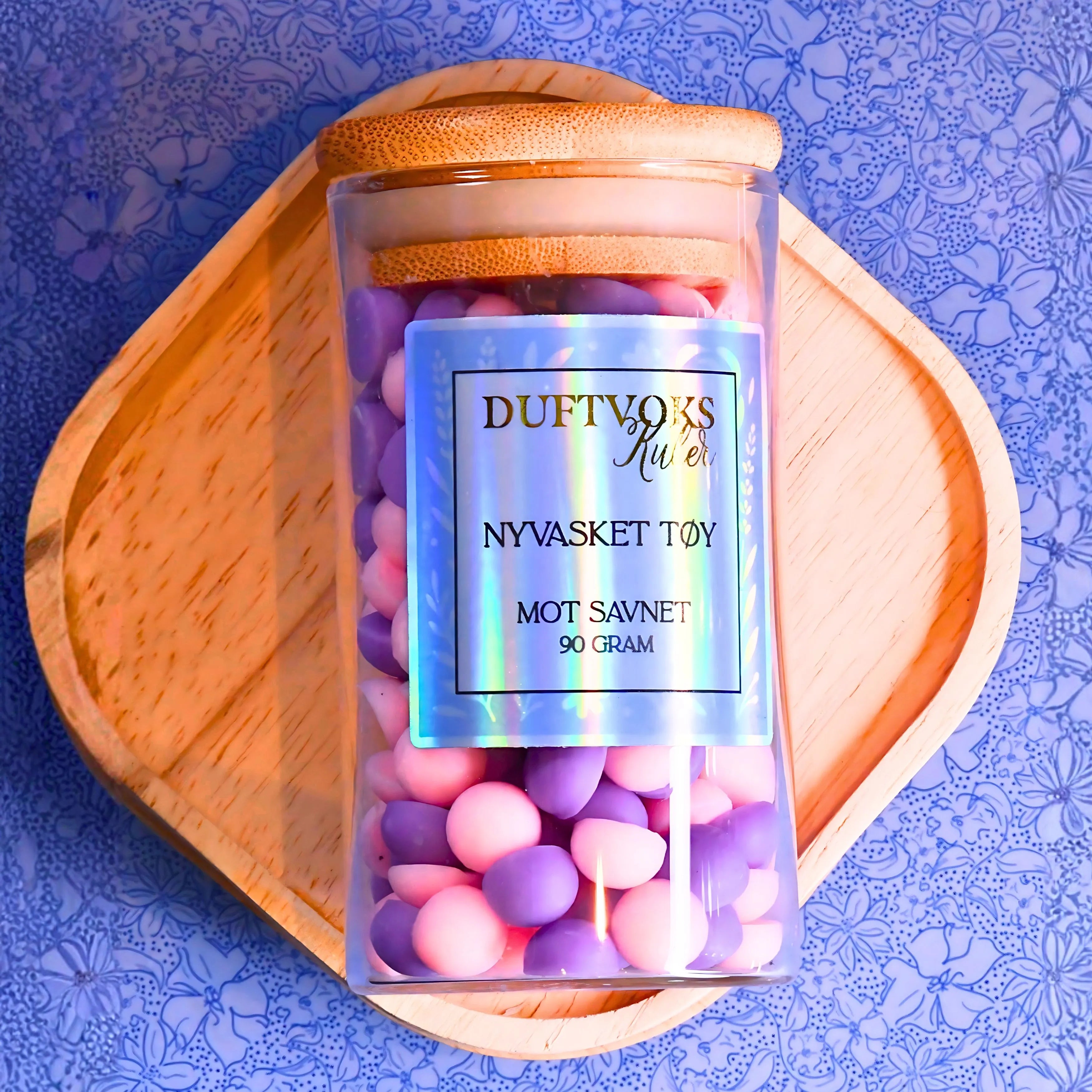 Duftvoks kuler i glass krukke og med bambuslokk. Gull detaljer på ettiketten. 90gram med soya kuler som smeltes i duft brenneren. 