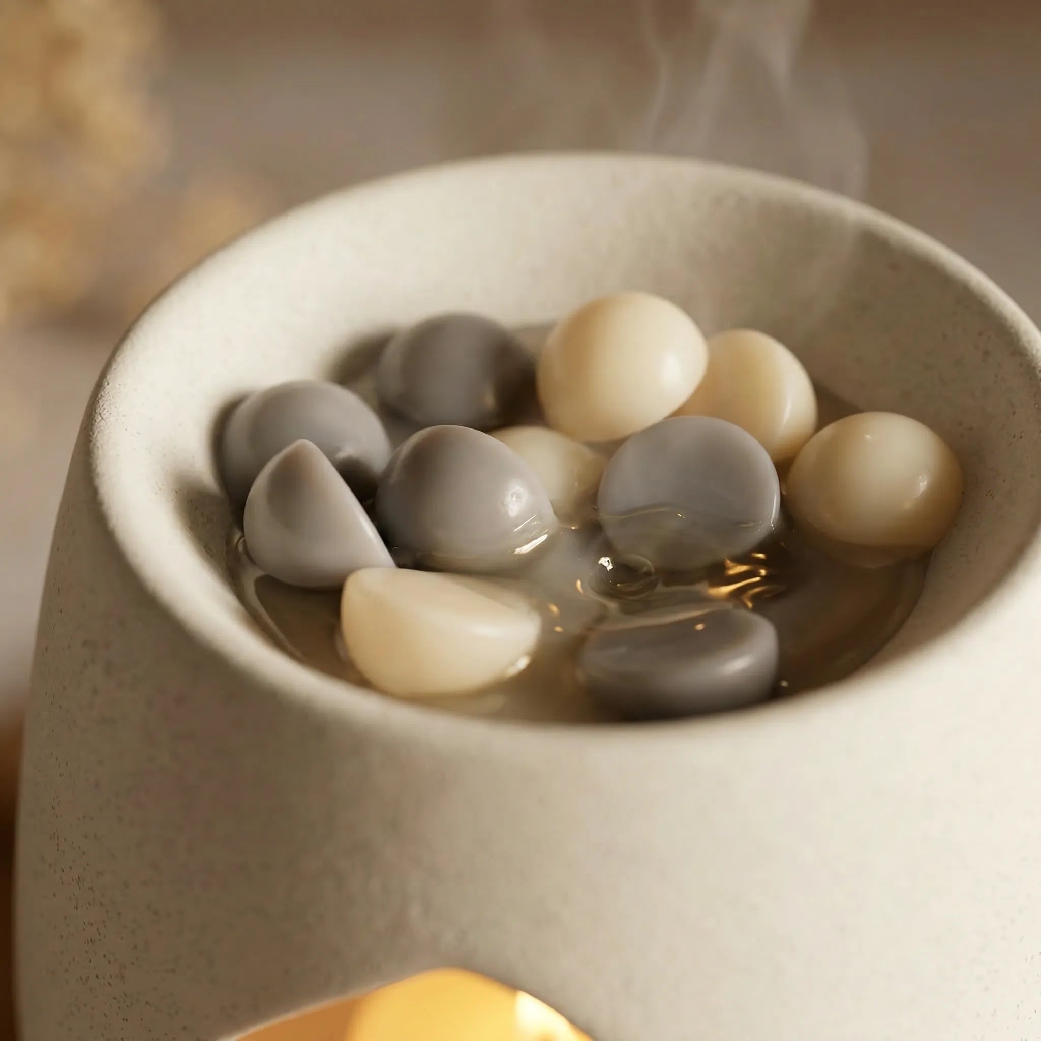 Duftvoks mot sårbarhet. En duft av kandispinner som smelter i en duftbrenner. Håndlaget i norge med bivoks og soyavoks. En av flere dufter i serien "sett en duft på dine følelser"