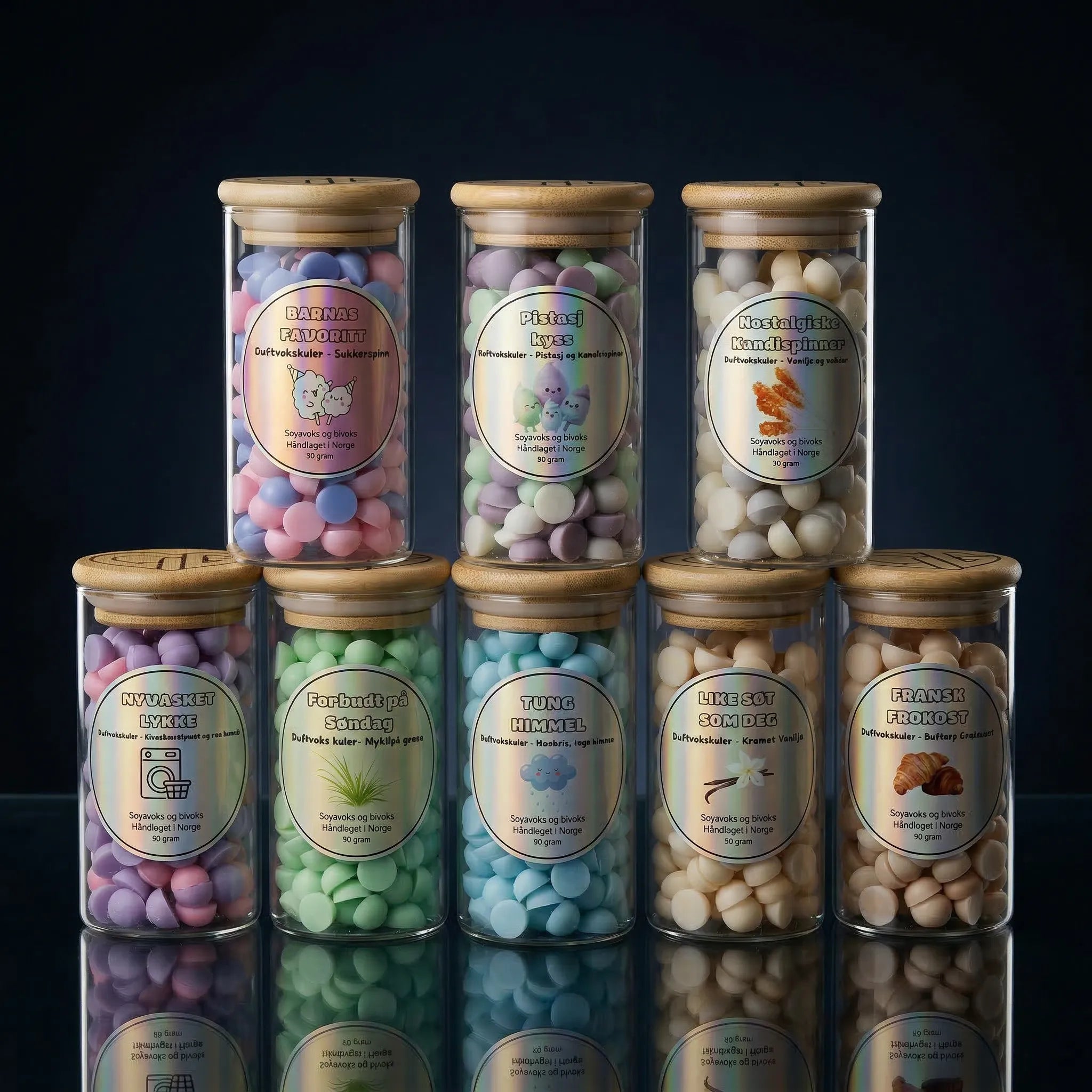 Åtte glass med åtte ulike dufter med duftvoks. Barnas favoritt, pistasj kyss, nostagiske kandispinner, nyvasket lykke, forbudt på søndag, tung himmel, like søt som deg og fransk frokost. Åtte herlige dufter laget av soyavoks og bivoks i norge. Brukes sammen med en duftbrenner for å spre deilig duft ut i rommet.