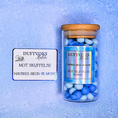 Håndlaget duftvokskuler med lukten av regn, havbris og mose. Det følger med et kort som beskriver hva vi tenker denne lukten hjelper mot, som er skuffelse. Perfekt gave til noen som er skuffet!