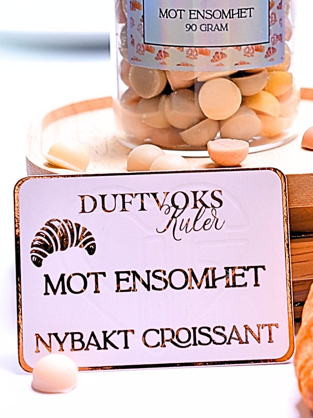 Her er et nærbilde av kortet som følger med duften. Dette er altså framsiden som er foliert med kobberfarge. På baksiden vil du finne vår beskrivelse. Perfekt gave til noen som har det litt ekstra tøft akkurat nå. 