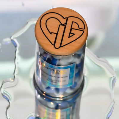 Duftvoks kulene kommer i et nydelig borrosillikatglass med bambuslokk. På toppen av lokket har vi fått på hjertelig logoen vår. Glasset står i vann som symboliserer duften havbris, regn og mose. 