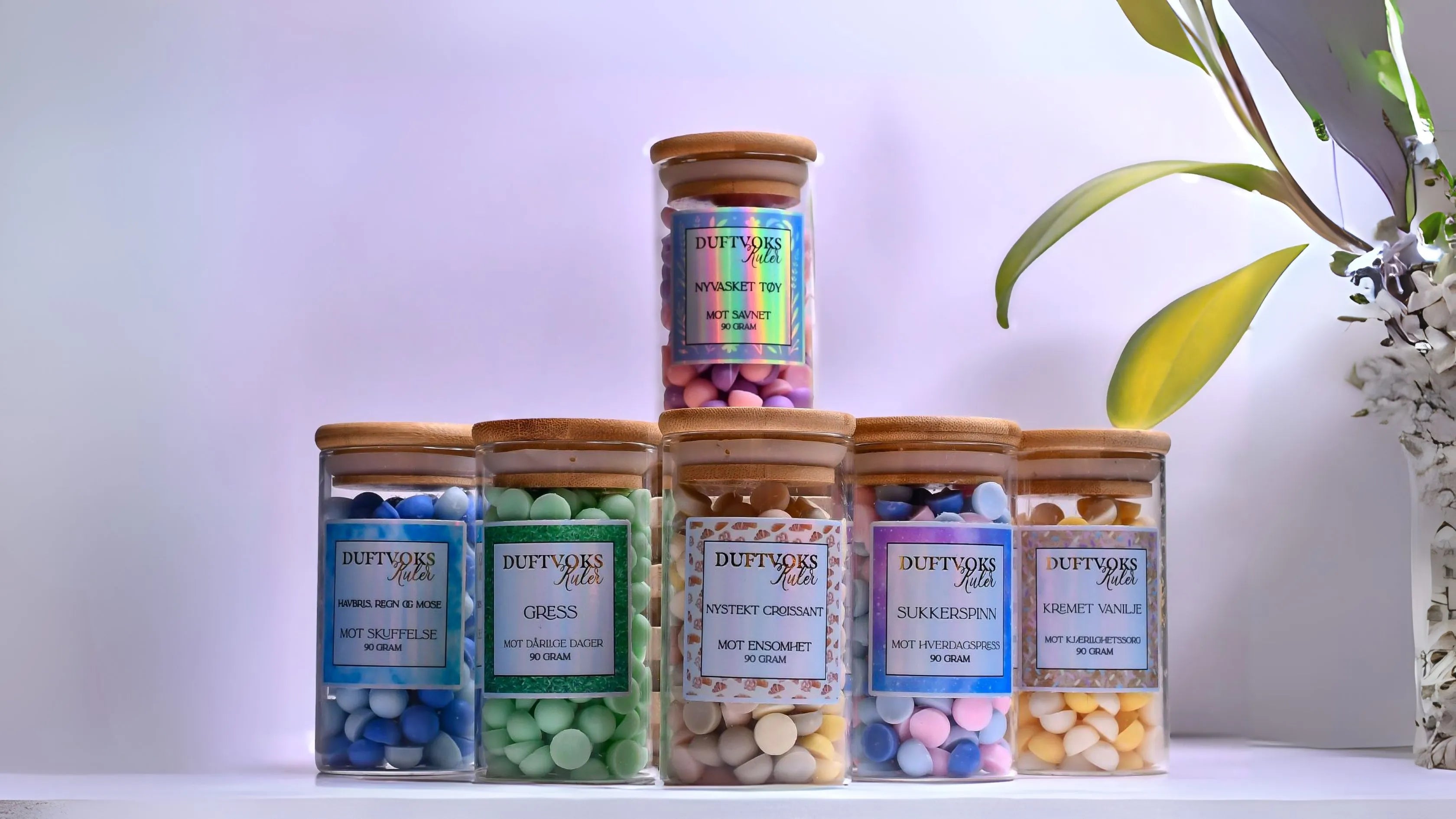 Duftvoks mot dine følelser. Håndlaget duftvoks fra Norge som sprer deilig duft i rommet når de brukes i en voksbrenner. Seks ulike dufter, som er knyttet til hver sin følelse. Glassene inneholder 90g voks og er laget av soyavoks og bivoks