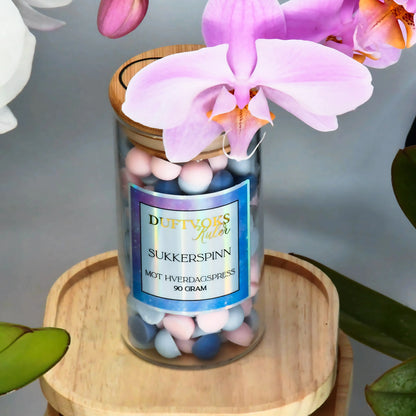 90 gram glasskrukke med håndlaget duftvokskuler til duftbrenneren. Fyll rommet og kjenn på luktene av sukkerspinn som fyller rommet. Fantastisk gave til noen som har det litt tøft for tiden, eller rett og slett bare til noen som har alt. Unikt og omtenktsomt.