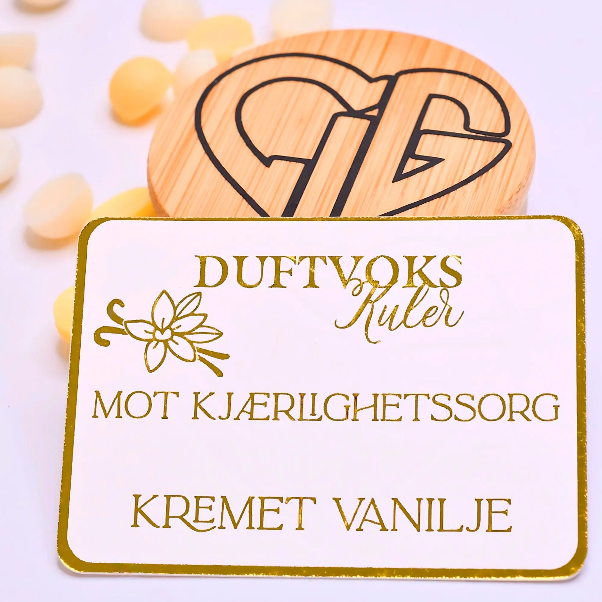 Duftvoks kuler med en herlig lukt av kremet vanilje. Du får med et nydelig gullkort hvor det står at denne duften er dedikert til de som har kjærlighetssorg. Vi håper denne duften kan hjelpe noen som har det litt ekstra vanskelig akkkura nå. Om det er en venn, familie eller kanskje til deg selv. Smelt noen duft voks kuler i duftbrenneren og ta vare på deg selv. Livet går vidre og det blir bedre.. dag for dag..