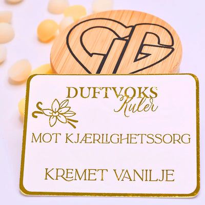 Duftvoks kuler med en herlig lukt av kremet vanilje. Du får med et nydelig gullkort hvor det står at denne duften er dedikert til de som har kjærlighetssorg. Vi håper denne duften kan hjelpe noen som har det litt ekstra vanskelig akkkura nå. Om det er en venn, familie eller kanskje til deg selv. Smelt noen duft voks kuler i duftbrenneren og ta vare på deg selv. Livet går vidre og det blir bedre.. dag for dag..