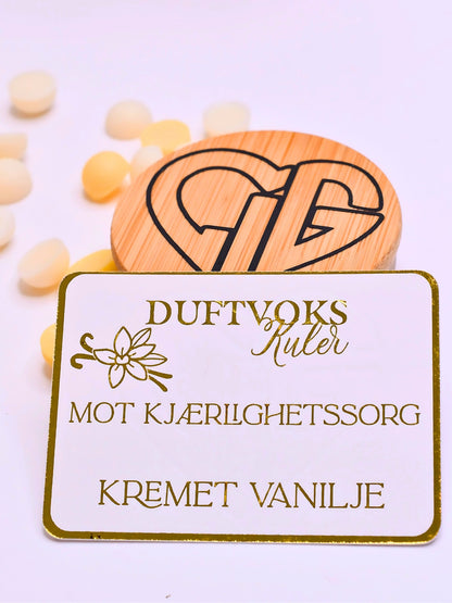 Duftvoks kuler med en herlig lukt av kremet vanilje. Du får med et nydelig gullkort hvor det står at denne duften er dedikert til de som har kjærlighetssorg. Vi håper denne duften kan hjelpe noen som har det litt ekstra vanskelig akkkura nå. Om det er en venn, familie eller kanskje til deg selv. Smelt noen duft voks kuler i duftbrenneren og ta vare på deg selv. Livet går vidre og det blir bedre.. dag for dag..