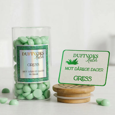 Duft voks kuler med en herlig duft av nyklipt gress. Disse kulene fyller rommet med nydelige sommerdager hvor det lukter nyklipt gress utenfra. Denne varianten har vi dedikert til de som har noen dårlige dager akkurat nå. Det følger med et følelseskort som forteller kan være en liten trøst når dagene kan være litt vanskelige. Vi alle har sånne dager og det gjelder bare å komme seg igjennom disse også. 