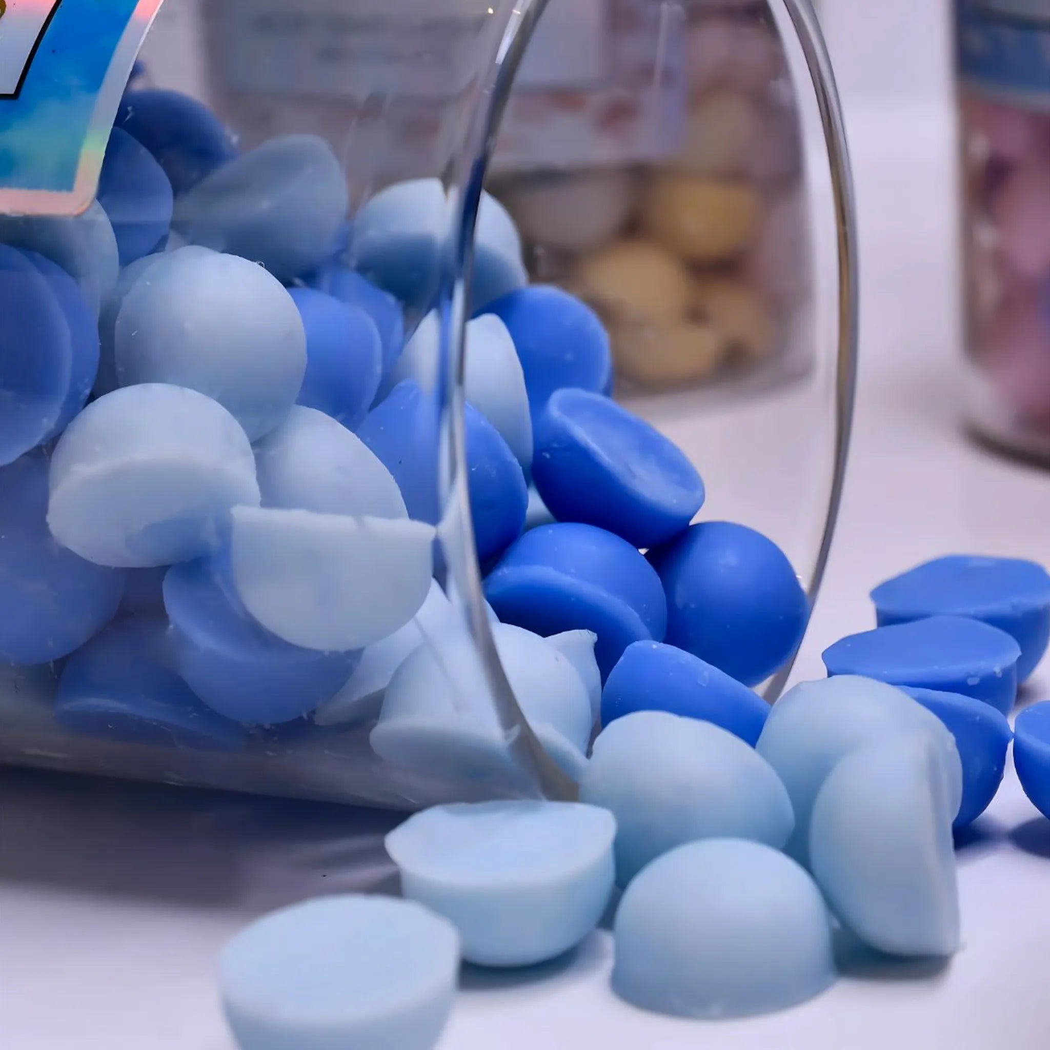 Nærbilde av duftvoks kulene som er laget av soyavoks. Hver kule er håndlaget med kjærlighet i norge med baktanke om at kanskje kulene kan hjelpe noen som er litt ekstra skuffet. Noen ganger går ikke livet helt som forventet og vi må igjennom tunge stunder. Smelt noen kuler og drøm deg bort. Det blir bedre.