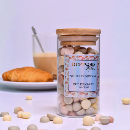 Nystekt Croissant duftvoks. Drøm deg til Frankrike i ditt egent hjem. Smelt noen duftvoks kuler og nyt de herlige duften som fyller rommet. Kanskje disse kulene kan hjelpe noen som slliter litt med ensomhet akkurat nå? Perioder i livet kan være vanskelig, og da kan det være godt å finne trøst i de små gledene i livet. Husk, det blir bedre.