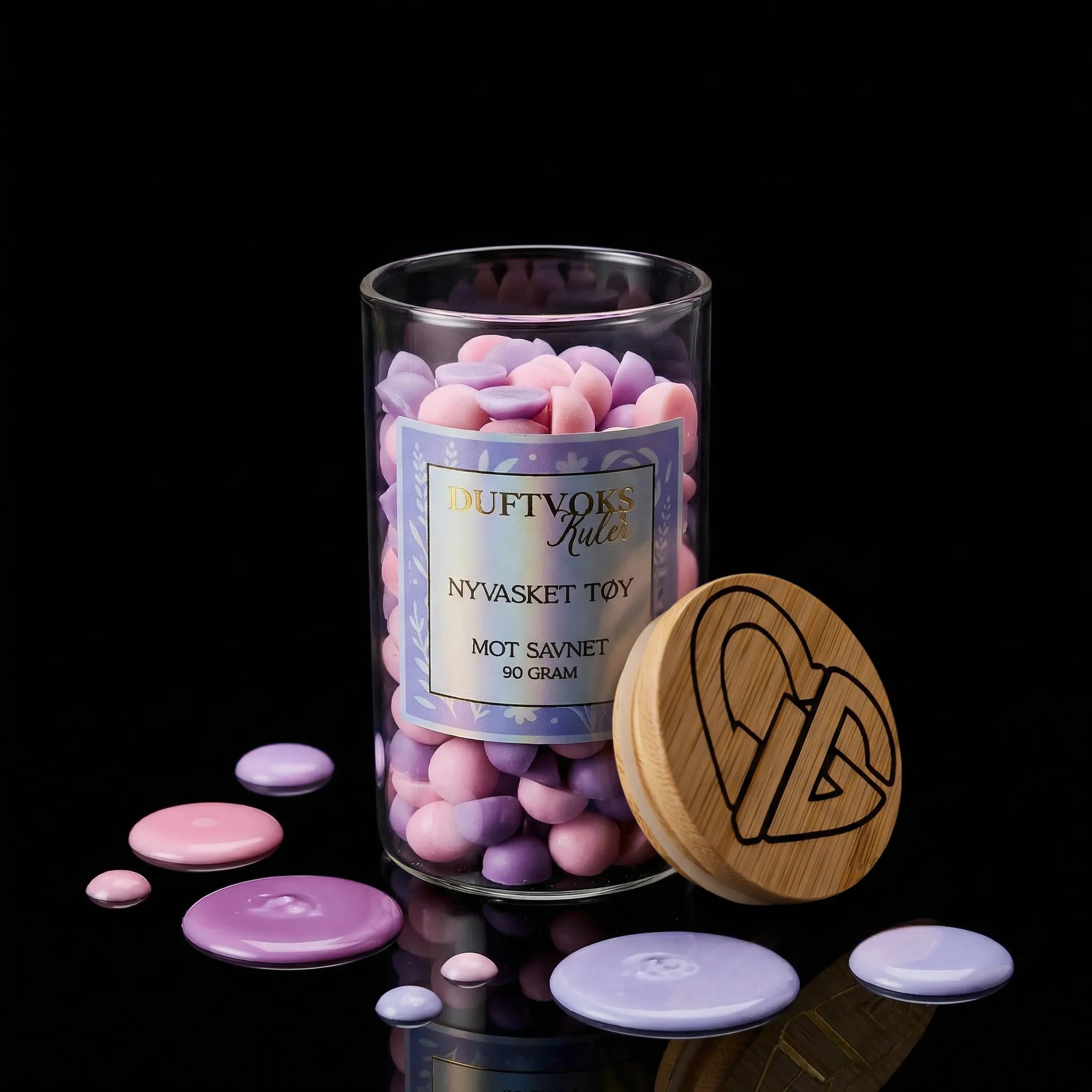 Duftvoks soya kuler håndlaget i Norge. Disse kulene er i fargen lilla og rosa. Små søte kuler som hver og en av de er håndlaget med kjærlighet. Smelt noen kuler og fyll rommet med en fantastisk lukt av nyvasket reint tøy. Glass beholderen soyakulene kommer i er også helt nydelig både som interiør eller man kan gjennbruke glasset med bambuslokk. 