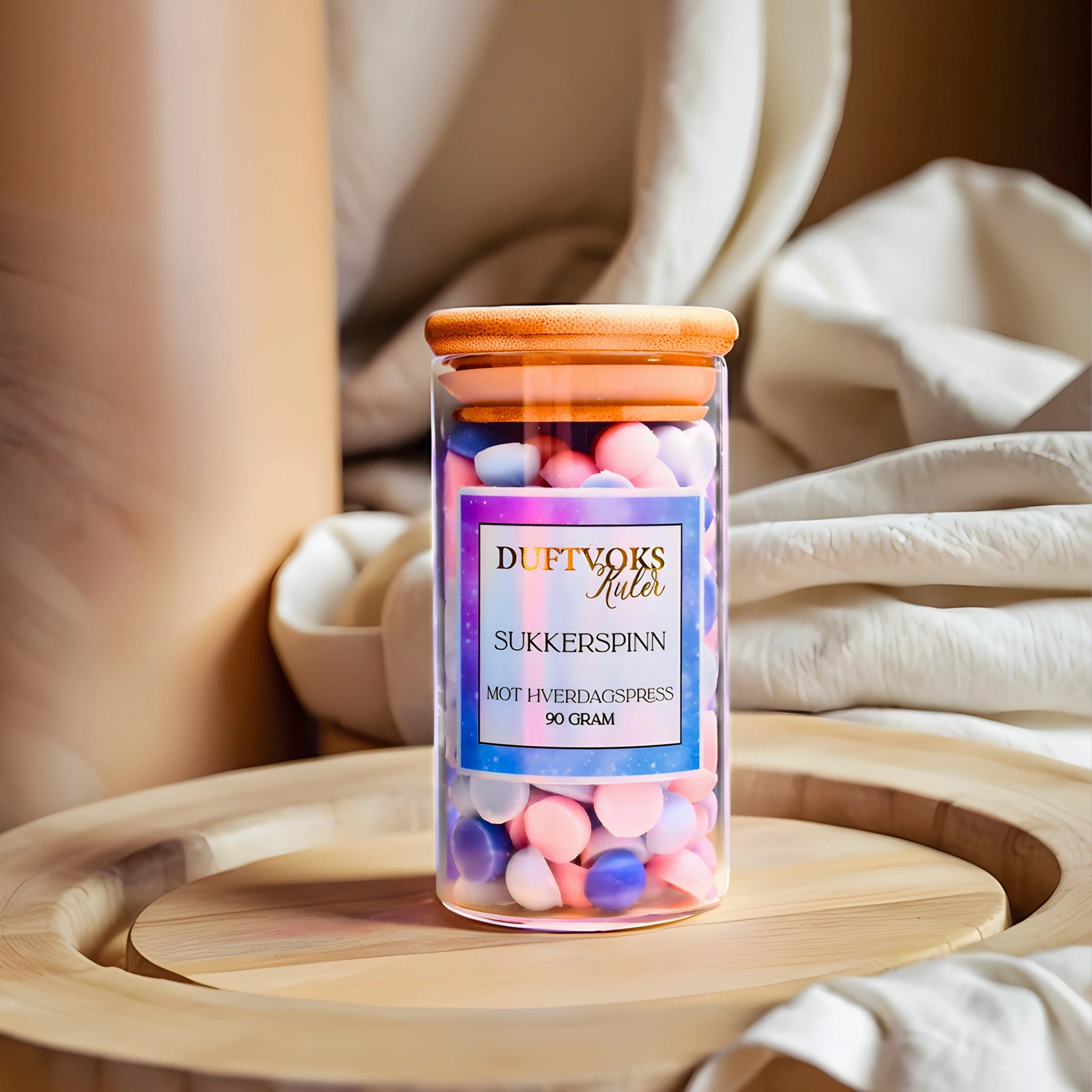 Sukkerspinn duftvokskuler kommer i en nydelig glasskrukke som tar seg godt ut i stuen. Disse søte små kulene fyller romemt med en herlig nostalgisk lukt av sukkerspinn. Drøm deg tilbake til tiden der man ikke visste hva beskymringer og hverdagspress virkelig var. 