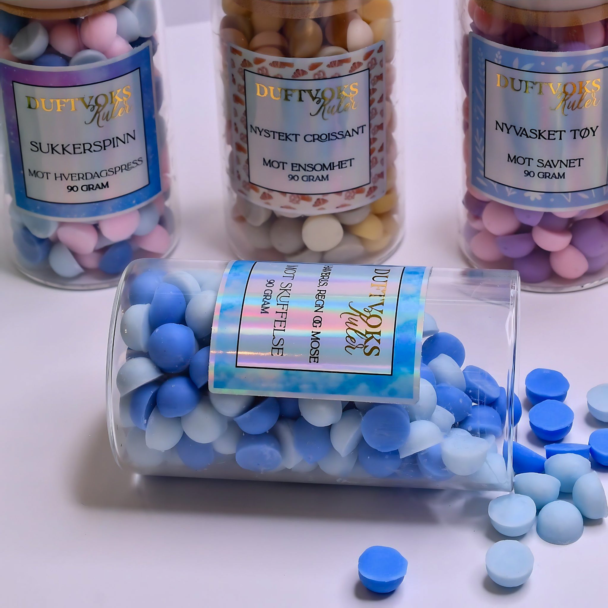 Blå duftvoks kuler av soyavoks i glasskrukke. Dette flotte kortet følger med duftvoksen. Denne duften har vi dedikert til de som har blitt skuffet. Noen ganger går ikke livet som forventet og mennesker eller situasjoner rundt oss kan skuffe.. Smelt noen kuler av denne herlige duftvoksen og bruk tiden på deg selv. Det kommer bedre dager. 