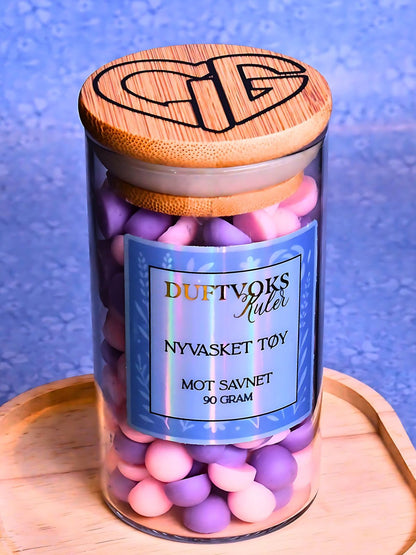Duftvoks med lukt av nyvasket tøy og reint hus. Denne duften er laget til de som savner noen. Smelt noen duftvoks kuler i duftbrenneren og kjenn på følelsen av å leve. Savnet er en følelse av at vi var så heldig å få ha dette fantastiske menneske i livet vårt. 