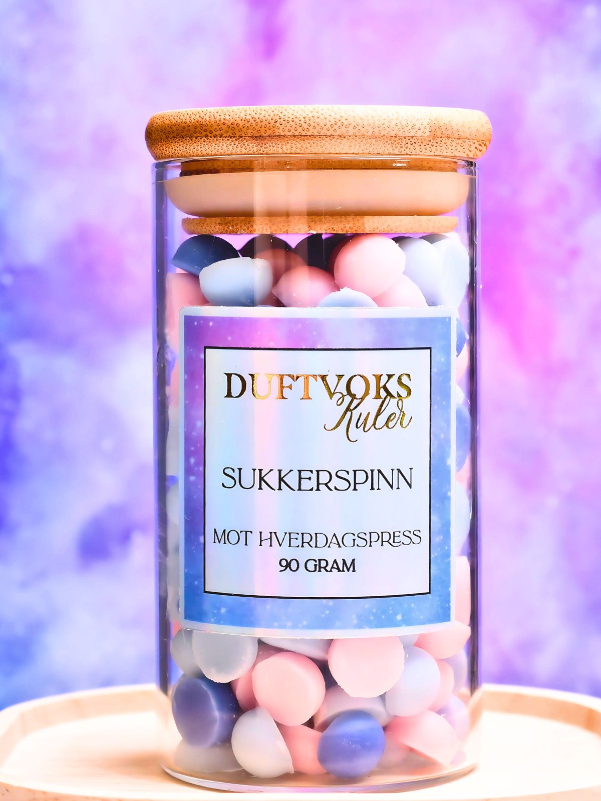 Herlige duftvokskuler laget av soyavoks og duftolje. Kulene er i fargen rosa og blå og har en fantastisk god lukt av sukkerspinn. Nostalgi og gode minner fra barndommen. De kommer i en nydelig glasskrukke med bambuslokk, og du får 90 gram med deilig duft til hjemmet. Smelt noen kuler og bruk tid på deg selv. Fantastisk gave til noen som har en litt for hektisk hverdag og glemmer bort seg selv. 