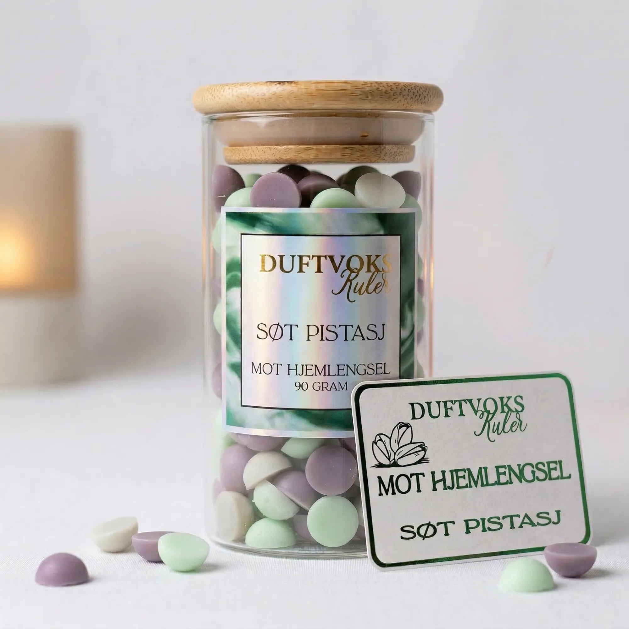 Duftvoks for de som har hjemlengsel. 90 gram duftvoks i glass med duft av søt pistasj. Små vokskuler i glass med et følelseskort med grønn foliering. Laget med bivoks og soyavoks i norge.