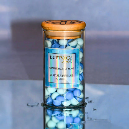 Duftvoks kuler som fyller hjemmet med en herlig lukt av havbris,  regn og mose. Hver kule er håndlaget med kjærlighet i Norge med en ekstra omtanke til de som er litt ekstra skuffet akkurat nå. Kanskje soyavoks kulene kan hjelpe nettopp deg med å sortere tankene og legge skuffelsen litt til side. 