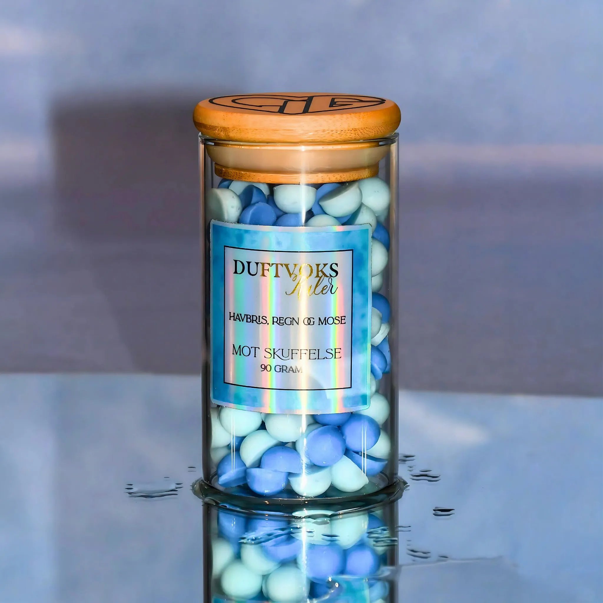 Duftvoks kuler som fyller hjemmet med en herlig lukt av havbris,  regn og mose. Hver kule er håndlaget med kjærlighet i Norge med en ekstra omtanke til de som er litt ekstra skuffet akkurat nå. Kanskje soyavoks kulene kan hjelpe nettopp deg med å sortere tankene og legge skuffelsen litt til side. 