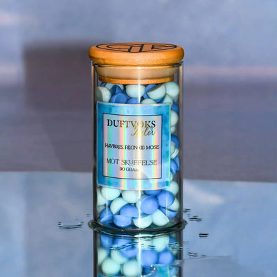 Duftvoks kuler som fyller hjemmet med en herlig lukt av havbris,  regn og mose. Hver kule er håndlaget med kjærlighet i Norge med en ekstra omtanke til de som er litt ekstra skuffet akkurat nå. Kanskje soyavoks kulene kan hjelpe nettopp deg med å sortere tankene og legge skuffelsen litt til side. 