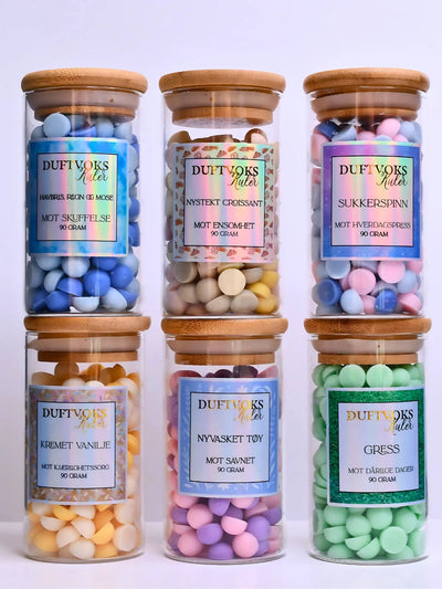 6 forskjellige dufter av soyavoks duftvoks. Disse kommer i nydelige glasskrukker med klistremerke og gull tekst. Bambus lokk med hjertelig logo på. Alle luktene har fått hver sin følelse. Alle opplever vanskelige perioder i livet. Kanskje duftvokskulene kan hjelpe noen igjennom vanskelige stunder. Smelt noen kuler med duftvoks i duftbrenneren og bare nyt at du fortsatt lever. Dette klarer du!