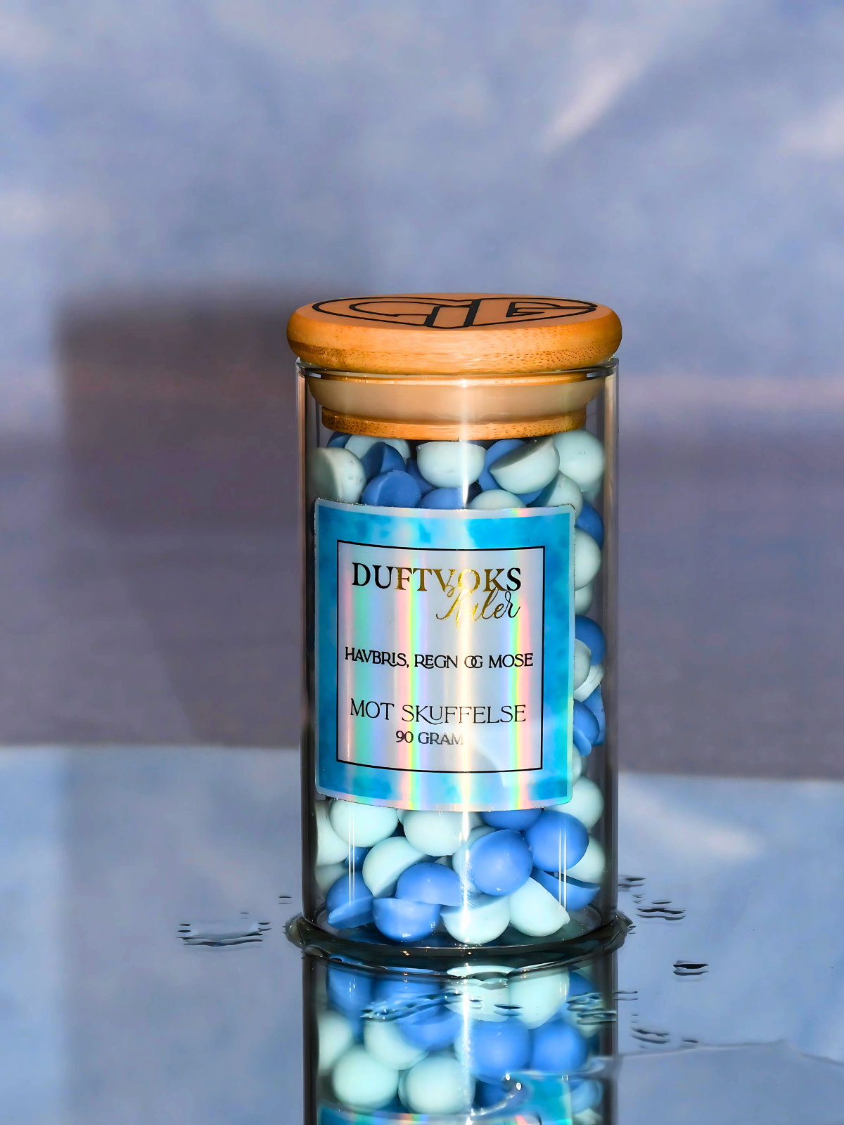 Duftvokskulene kommer i en nydelig krukke med lokk. På ettikketten står det at de lukter regn, mose og havbris og det er 90gram med duftvoks. 