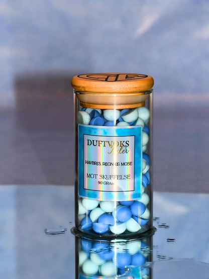 Duftvokskulene kommer i en nydelig krukke med lokk. På ettikketten står det at de lukter regn, mose og havbris og det er 90gram med duftvoks. 