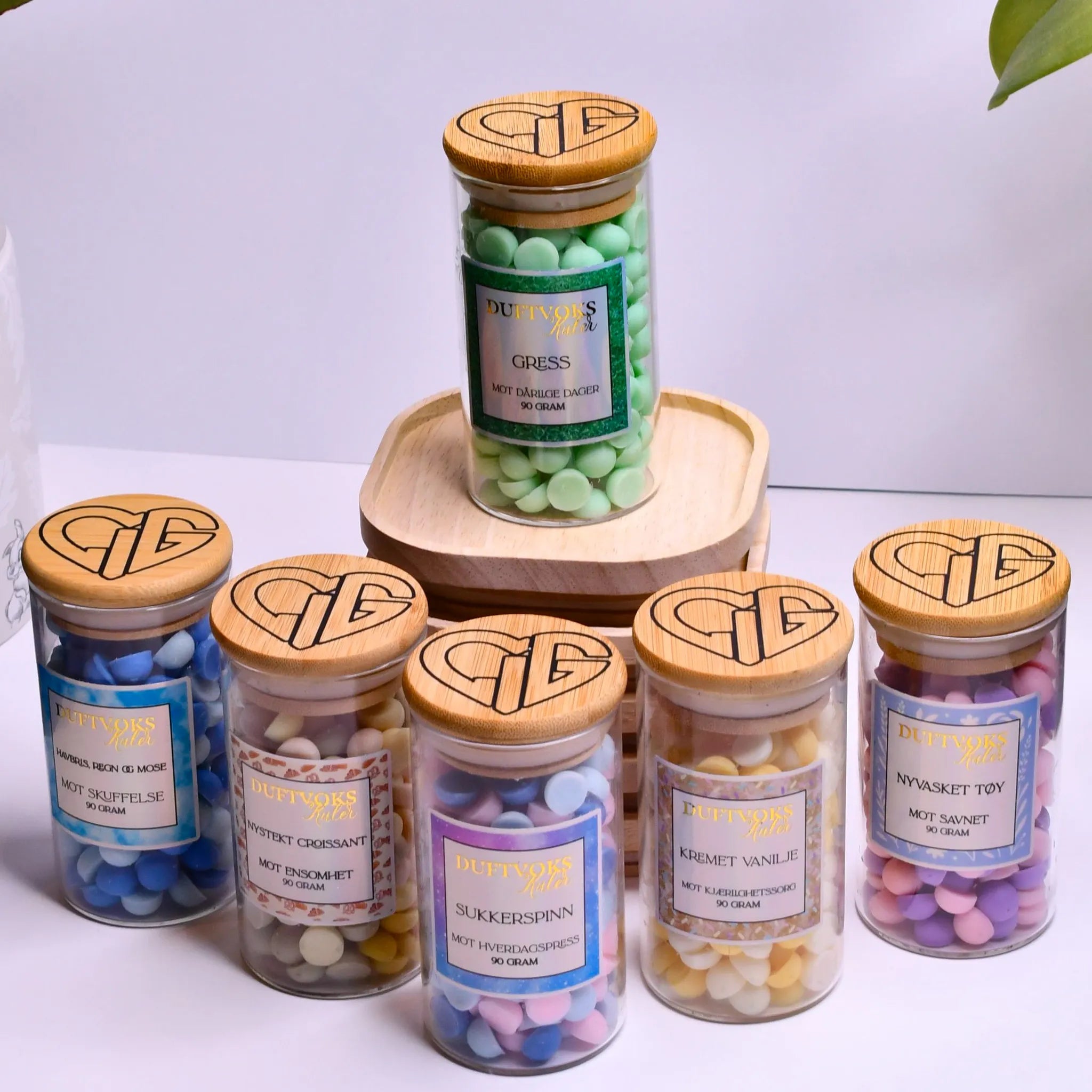Duftvoks kuler laget med soyavoks med fantastiske dufter av gress, havbris, regn, mose, nystekt croissant, sukkerspinn, kremet vanilje og nyvasket tøy. Disse kommer med hvert sitt kort som beskriver en følelse. Perfekt unik gave til noen som har det litt vanskelig og trenger litt ekstra omtanke i en vanskelig periode. 