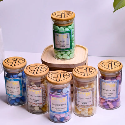 Duftvoks kuler laget med soyavoks med fantastiske dufter av gress, havbris, regn, mose, nystekt croissant, sukkerspinn, kremet vanilje og nyvasket tøy. Disse kommer med hvert sitt kort som beskriver en følelse. Perfekt unik gave til noen som har det litt vanskelig og trenger litt ekstra omtanke i en vanskelig periode. 