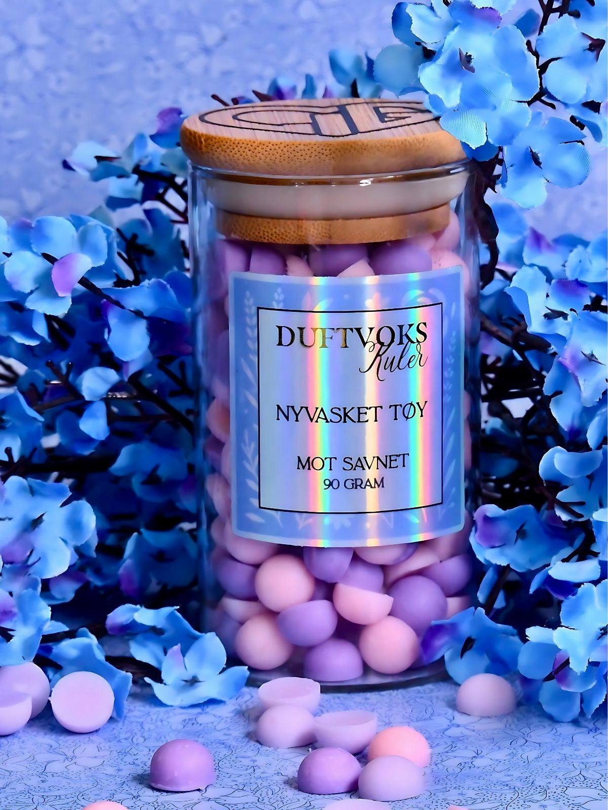 Duftvokskuler laget av Soyavoks. Elegant glasskrukke med ettikett og bambuslokk. Kulene er håndlaget i Norge, og glasset rommer 90gram med duftvoks kuler. Smelt noen kuler i duftbrenneren og kjenn de reine luktene i huset. 