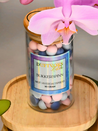 Duftvoks med en herlig duft av sukkerspinn. Gode barndomsminner og nostalgi. Denne duften har vi dedikert til perioder i livet hvor det er mye hverdagspress. Perioder i livet kan føles tunge, man blir presset både i jobbsituasjoner og hjemme, og finner ingen tid til seg selv. Da er det viktig å sette seg ned, bare være du. Smelt noen duftvoks kuler i duftbrenneren og bruk tiden på deg selv! Ikke glem hvor viktig du er, og ta vare på deg selv! 
