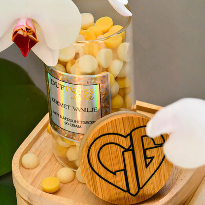 Håndlaget duftvokskuler med duften kremet vanilje. Denne tar seg godt ut på benken, itillegg til at den har en herlig duft til hjemmet. Smelt noen kuler og la roen senke seg. Det er godt å leve. 