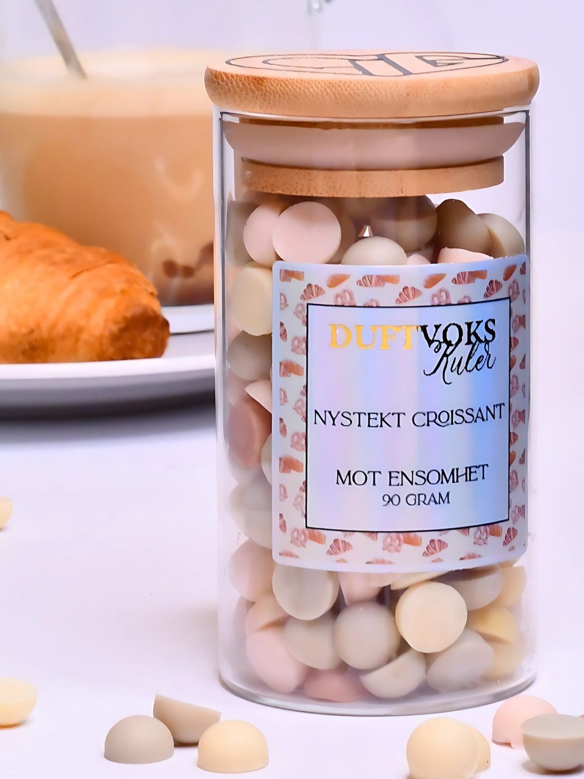 Nystekt Croissant duftvoks. Drøm deg til Frankrike i ditt egent hjem. Smelt noen duftvoks kuler og nyt de herlige duften som fyller rommet. Kanskje disse kulene kan hjelpe noen som slliter litt med ensomhet akkurat nå? Perioder i livet kan være vanskelig, og da kan det være godt å finne trøst i de små gledene i livet. Husk, det blir bedre.