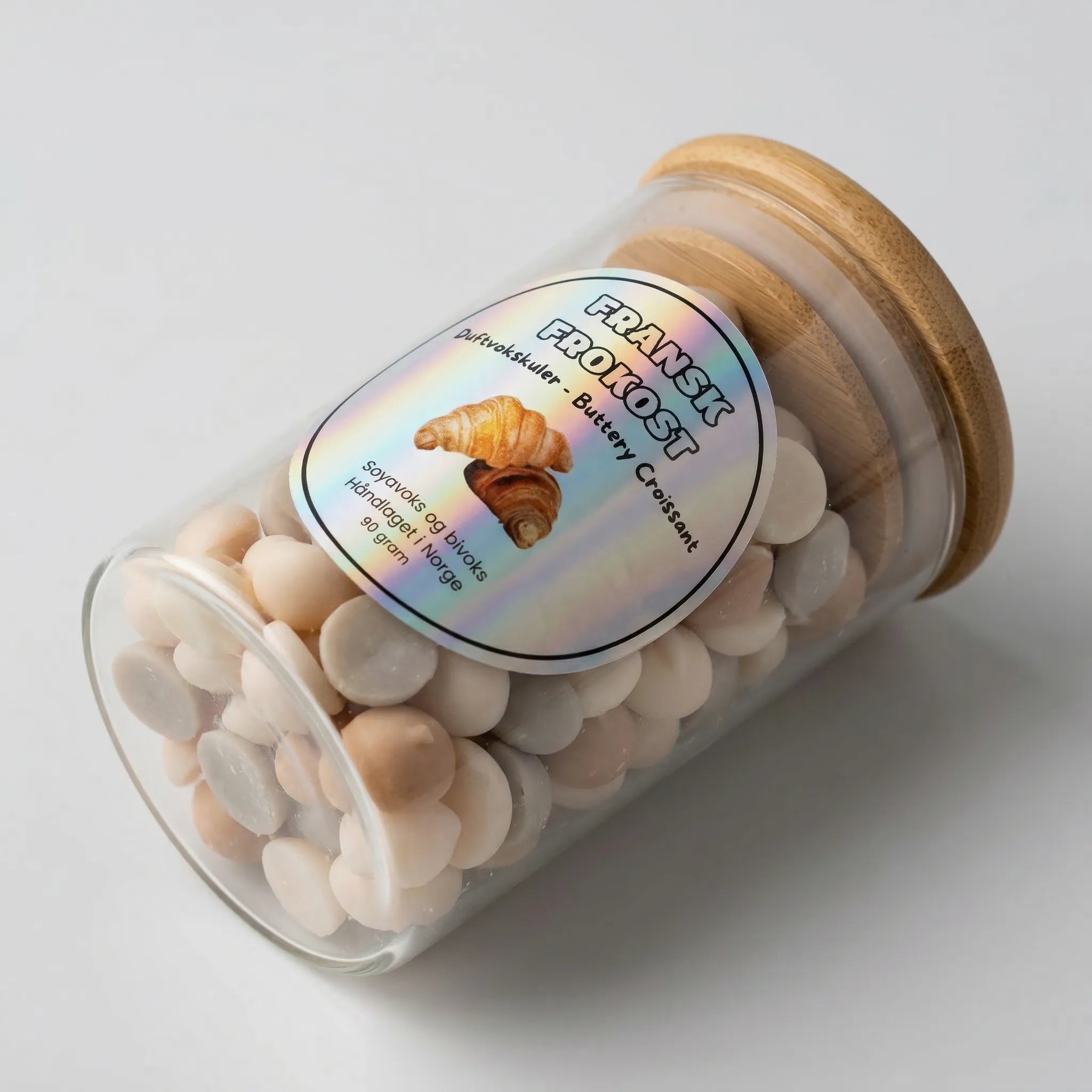 Et glass med 90g duftvoks. Fransk frokost har en duft av nystekte croissanter. Håndlaget i norge med bivoks og soyavoks.
