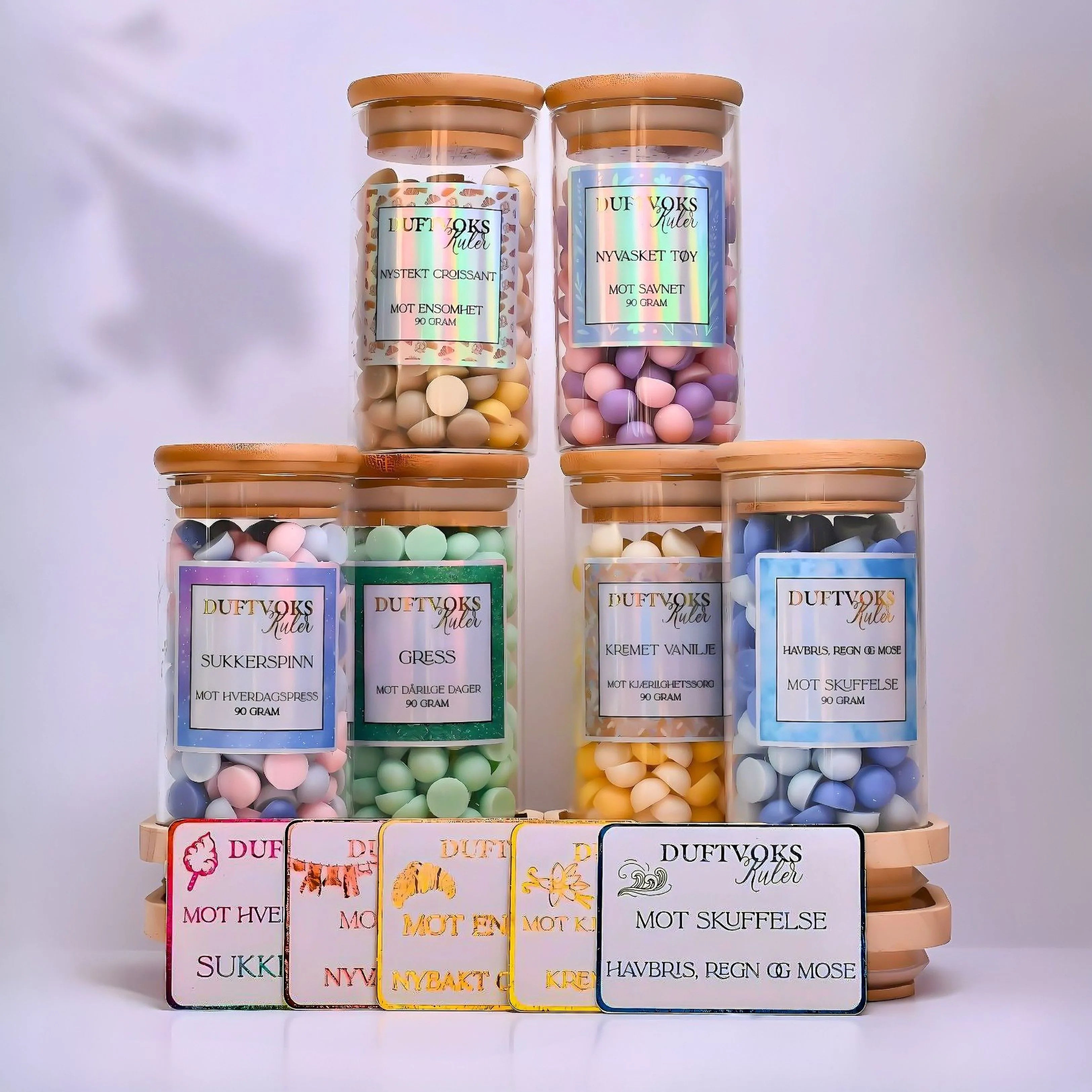 Duftvokskuler i 6 fantastiske herlige lukter. Hver duft kommer med hvert sitt følelseskort som man ser på bildet. Tanker, omtanke, vanskelige perioder man må komme seg igjennom. Noen ganger er det ikke så mye som skal til for å føle seg bedre. Smelt noen kuler og kjenn duftene fylle rommet sammen med tankene. La roen senke seg. 