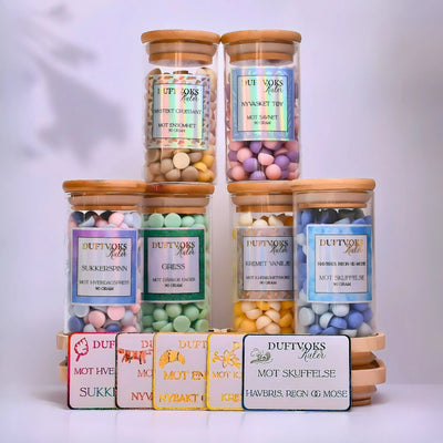 Duftvokskuler i 6 fantastiske herlige lukter. Hver duft kommer med hvert sitt følelseskort som man ser på bildet. Tanker, omtanke, vanskelige perioder man må komme seg igjennom. Noen ganger er det ikke så mye som skal til for å føle seg bedre. Smelt noen kuler og kjenn duftene fylle rommet sammen med tankene. La roen senke seg. 