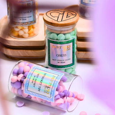 Duftvokskuler håndlaget i Norge. Fyll rommet med en rein herlig duft som om man skulle ha vasket hele huset. 90gram med rosa og lilla kuler. Denne duften er spesielt laget for de som savner noen. For de som trenger tid og ro i en periode som kanskje ikke er så lett. 