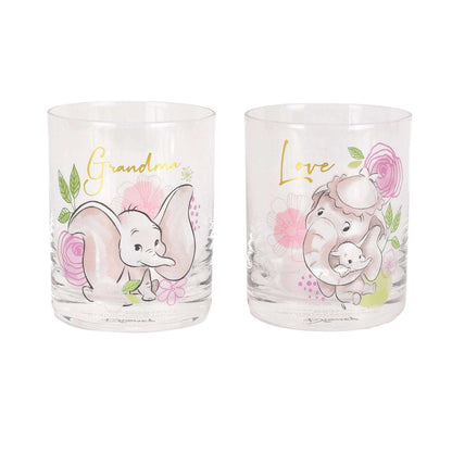 Glass med Dumbo. En som det står grandma på og en som det står Love på fra Disney. Glassene kommer i en fin gaveeske, og er en perfekt gave til bursdag eller jul for å vise din kjærlighet til din bestemor.