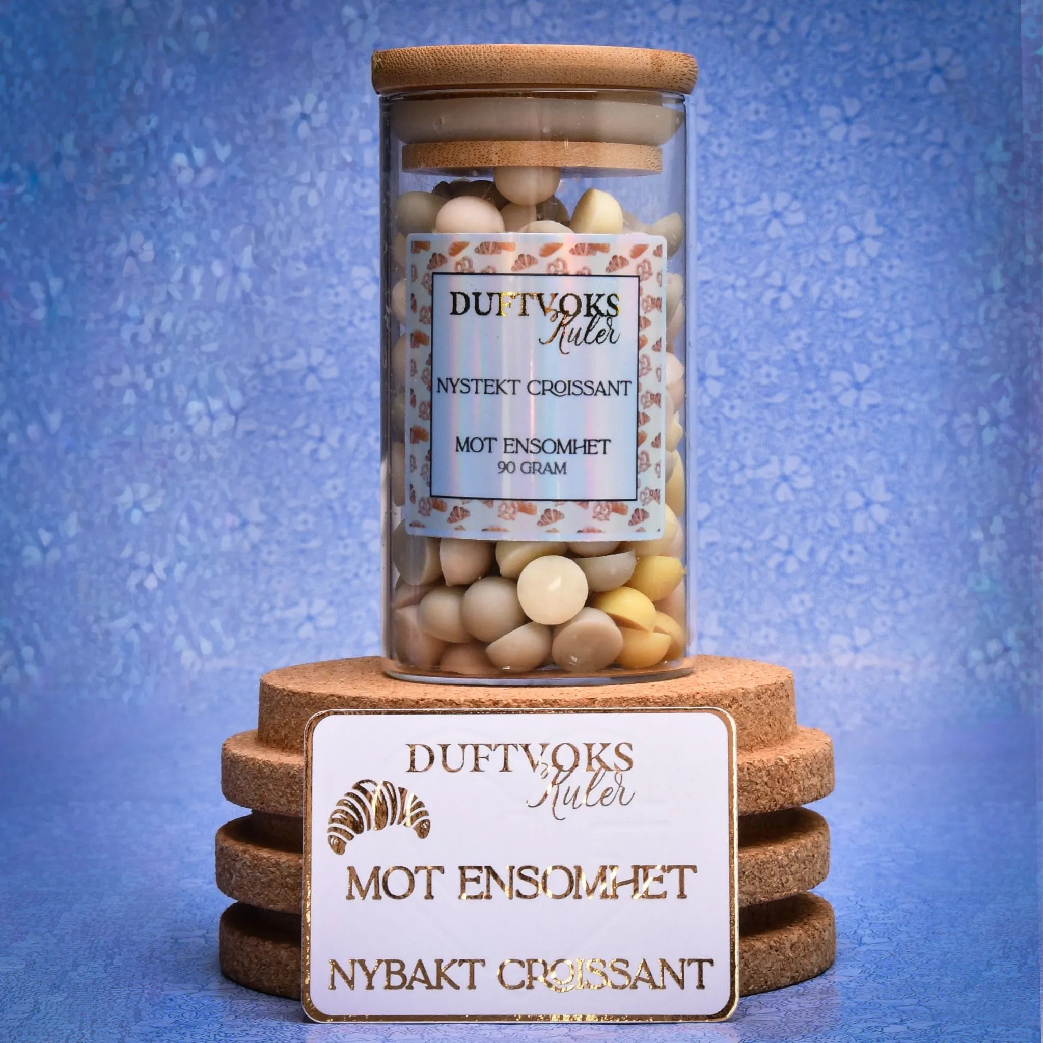 Duftvokskulene nystekt croissant er laget for de som er litt ekstra ensom akkurat nå. Følelseskortet på bilde følger også med, og både kulene og kortet er håndlaget i Norge. Fantastisk gave til noen som har det litt ekstra tøft akkurat nå og som føler seg ensom. 