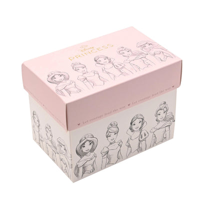 Gave eske til prinsesse kruset fra Disney. Denne serien med samlekopper fra 2025 kommer i 10 forskjellige kopper med kjente figuerer fra disney. Alle koppene har en nydelig gave eske, noe som gjør det veldig lett å gi bort i gave. Nostalgi fra Disney filmene og gulldetaljer som gir følelsen av luksus. En nydelig start på dagen med disney magi. 