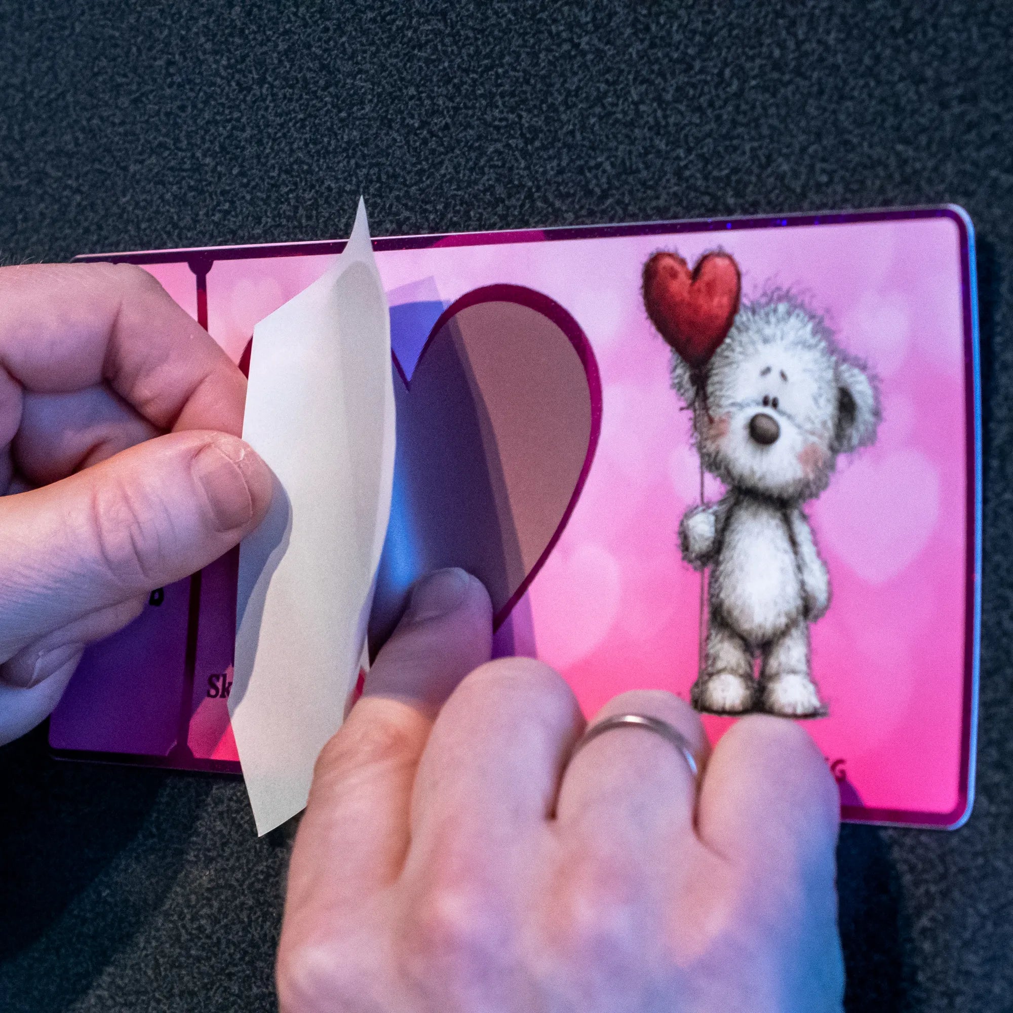 Her festes skrapelodd klistremerke over overraskelsen som skal gies bort. Dette valentineskortet gjør det ekstra unikt og minneverdig å gi bort en opplevelse eller overraskelse i valentinesgave. For å finne ut hva man får, så må den som får kortet skrape bort klistremerke akkurat som man gjør med et flakslodd. En morsom måte å motta gave på. Dette gjør gaven du gir bort ekstra unik og til en opplevelse man fort vil huske. 