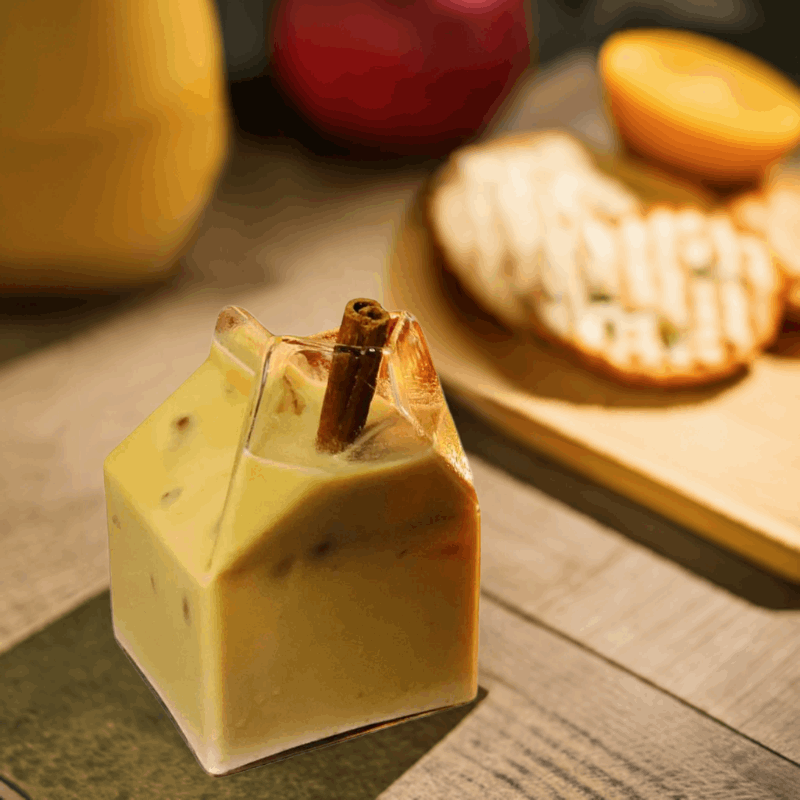 Fløtekanne som ser ut som en gammeldags melkekartong man hadde på skolen på 1990-tallet. Denne brukes her til å drikke ut av. Sausenebb som kan brukes til flere ting. Her seg man den i bruk tili å drikke av. Lag din favoritt drink i denne stilige serveringskannen. Nydelig gave som kan brukes til det man måtte ønske. 