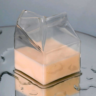Nydelig fløtekanne som ser ut som en melkekartong. Laget av slitesterkt glass og er ripebestandig. 