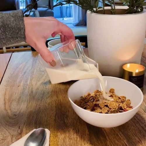 Føltekanne i bruk til frokosten. Fløtekannen ser ut som en liten melkekartong og skaper barndomsminner. 