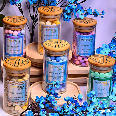 Duftvoks kuler som fyller hjemmet med en herlig lukt av havbris,  regn og mose. Hver kule er håndlaget med kjærlighet i Norge med en ekstra omtanke til de som er litt ekstra skuffet akkurat nå. Kanskje soyavoks kulene kan hjelpe nettopp deg med å sortere tankene og legge skuffelsen litt til side. 