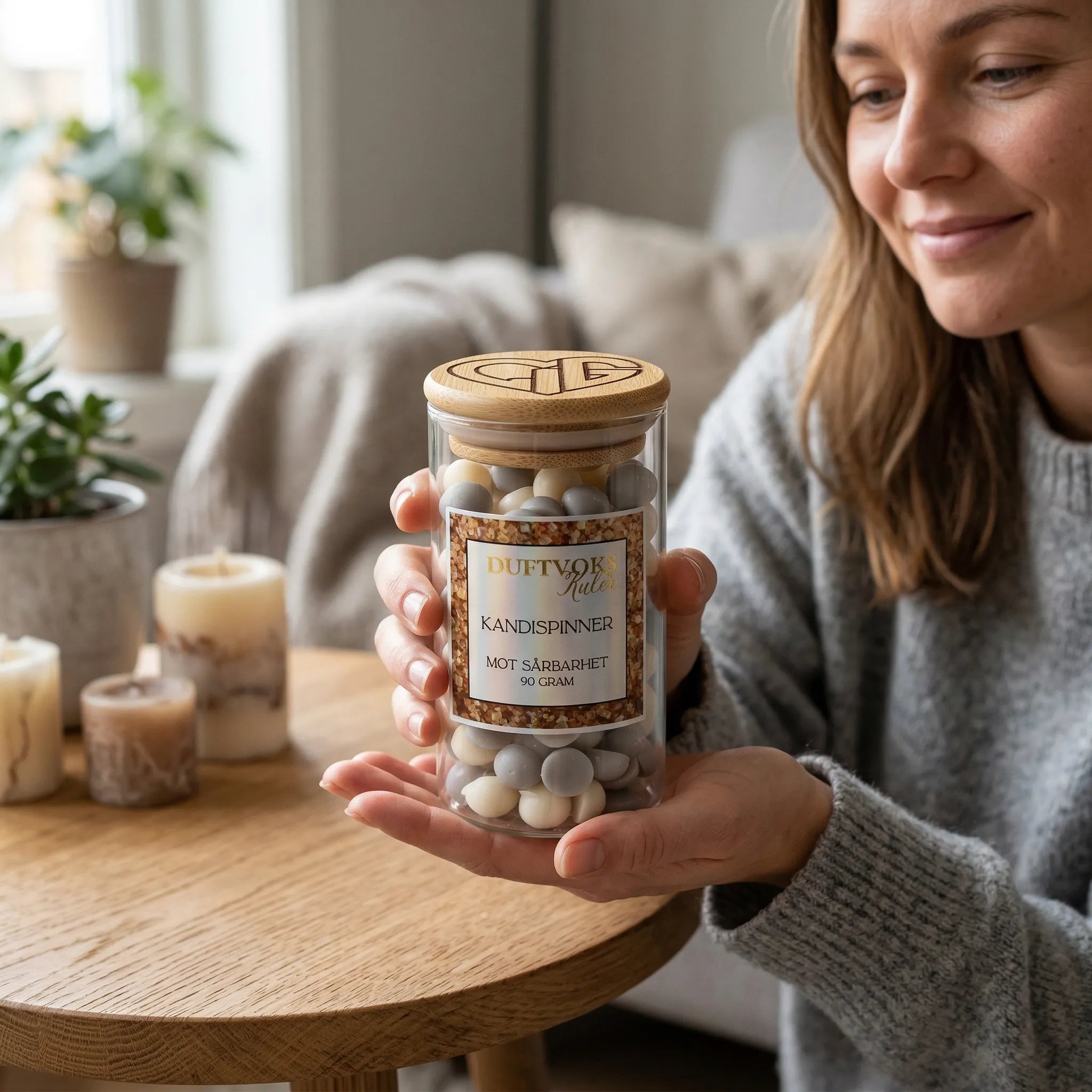 Et glass med duftvoks som holdes i hånden. En duft av kandispinner. En duft som skal virke lindrende mot sårbarhet. Hvert glass inneholder 90g med voks, og er laget med 25% bivoks og 75% soyavoks.