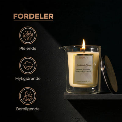 Serumlyset vårt i varianten med en maskulin parfyme duft. Dette bilde viser fordelene med vårt serumlys og hva det gjør med kroppen når man bruker det. Vi har trekt frem de tre største fordelene med dette kroppspleie produktet som vi mener er at det er pleiende, mykgjørende og beroligende. Dette er bare noen få fordeler du får med serumlyset vårt.