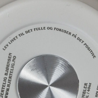 Under termokoppen står det blandt annet "lev livet til det fulle og fokuser på det positive"