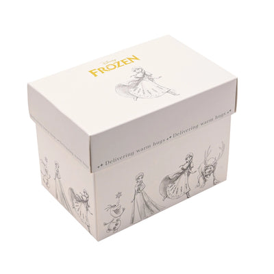 Frost Disney-krus pakket i gaveeske med Anna, Elsa, Olaf og Sven-motiv. Grå eske med gulldetaljer. Perfekt som gave eller om man ønsker å samle på flere av disse krusene i denne serien fra 2025. 