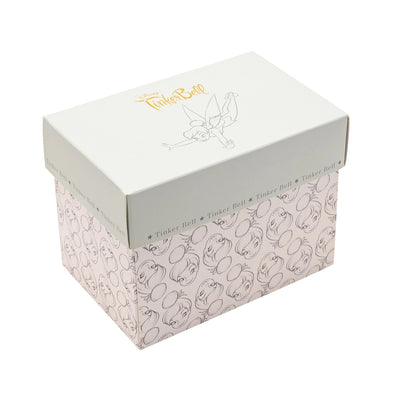 Tingeling kaffe krus kommer i en nydelig gave eske med flotte detaljer rundt hele esken. Lett å gi bort i gave til noen som trenger litt disney magi i hjemmet. 