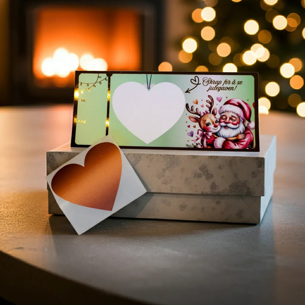 Skrapelodd julegave kort med julenissen og reinsdyr som klemmer. Skriv hva du ønsker å gi bort i julegave inni hjertet. Så er det bare å klistre klistremerke over teksten så den som mottar julekortet må skrape bort hjertet for å finne ut hva de har fått i julegave. En unik og morsom måte å gi bort en opplevelse på. 